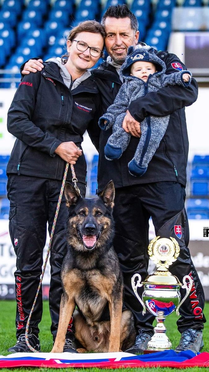 Adamuscins with Fešák and the WUSV trophy